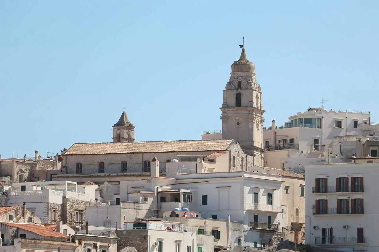 Le centre historique de Vieste, avec le clocher de la concathédrale