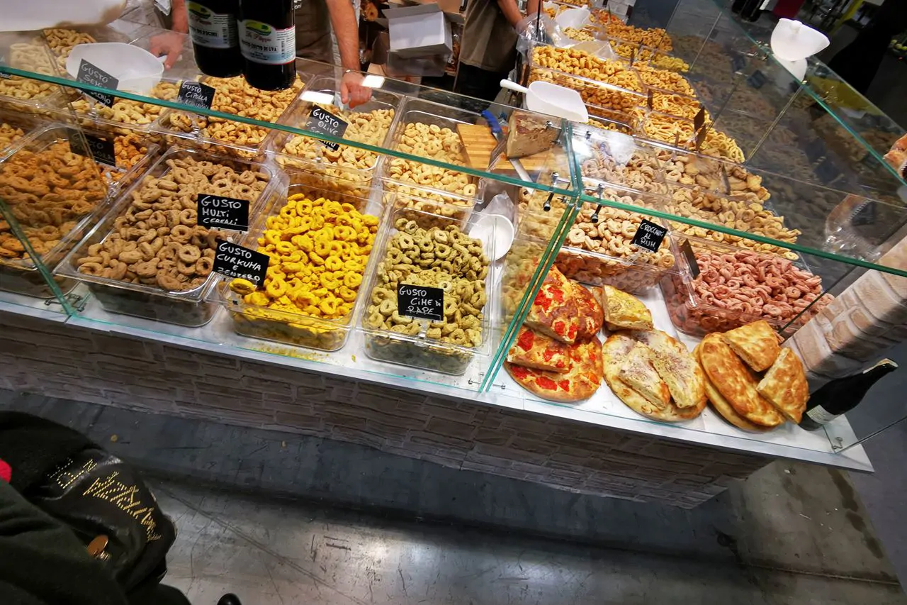 Apulische Taralli, die es in jeder Bäckerei auf dem Gargano gibt
